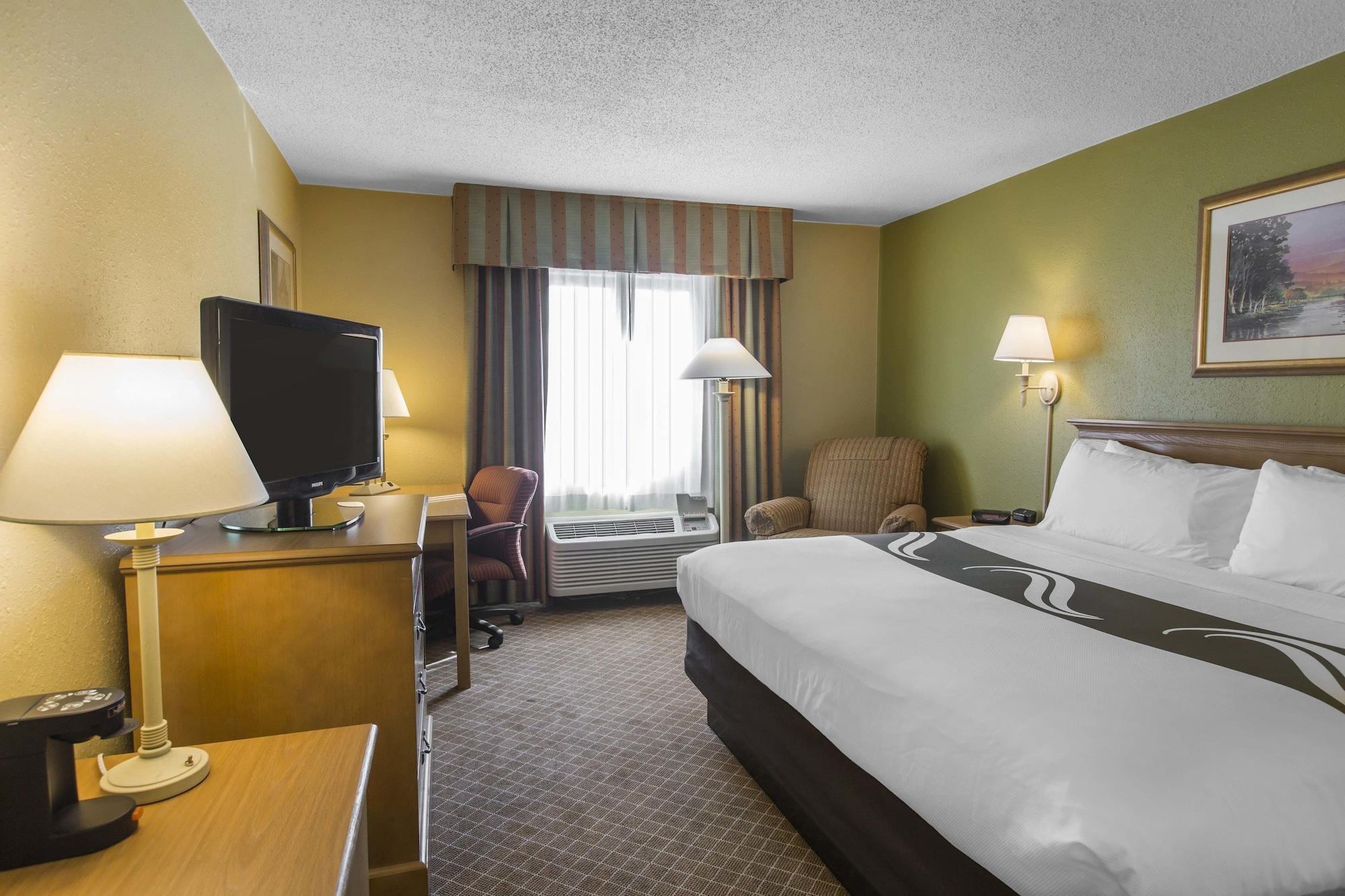 Quality Inn ペリーズバーグ エクステリア 写真